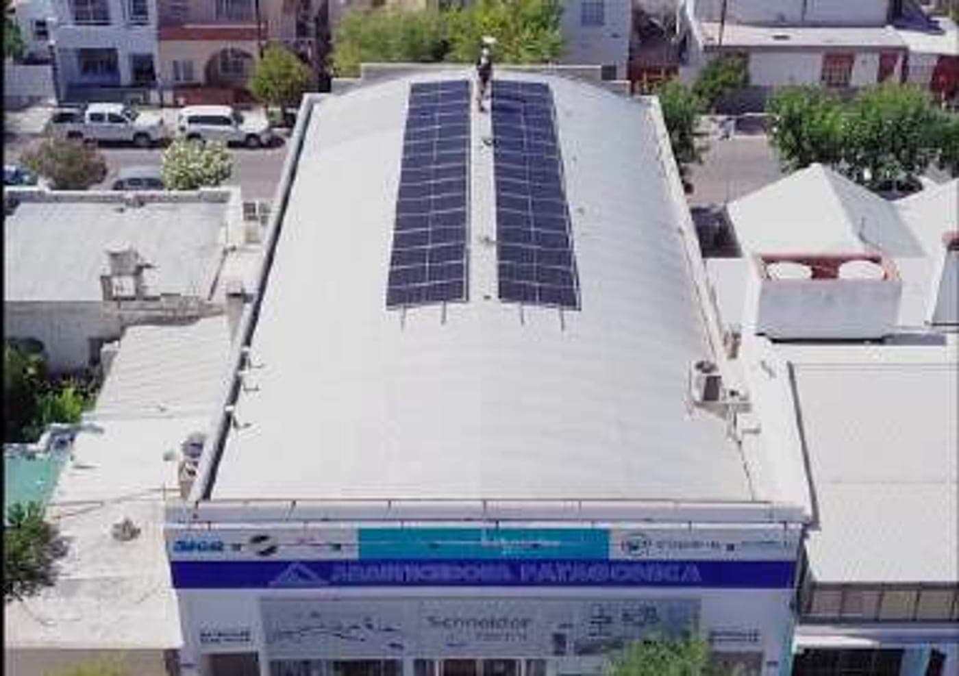 Cubierta urbana con paneles fotovoltaicos instalados sobre un local comercial